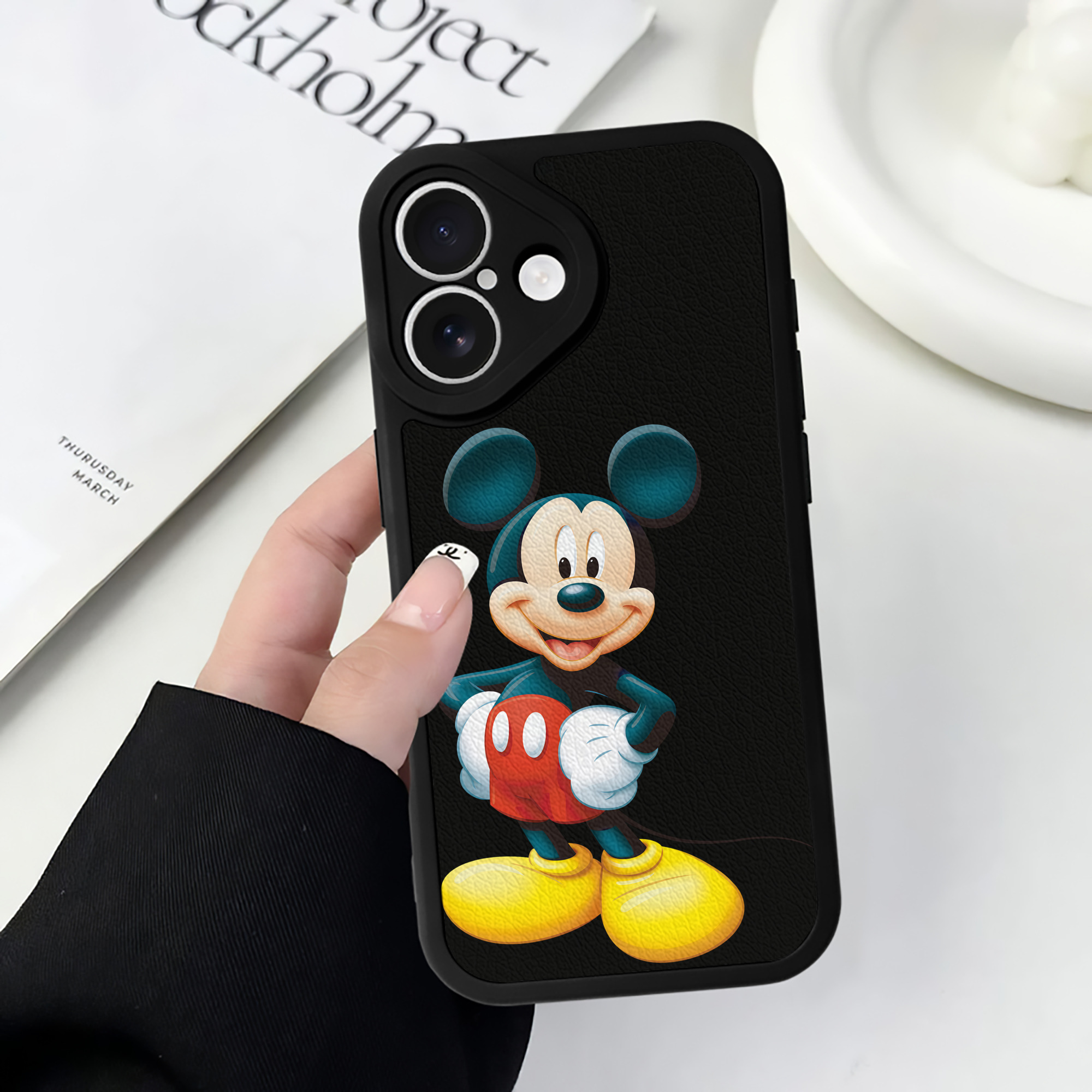 （画像用） ミッキーマウス Mickey Mouse 【iPhone 16シリーズ対応】シリコンスマホケース（レザー調） 材質：シリコン